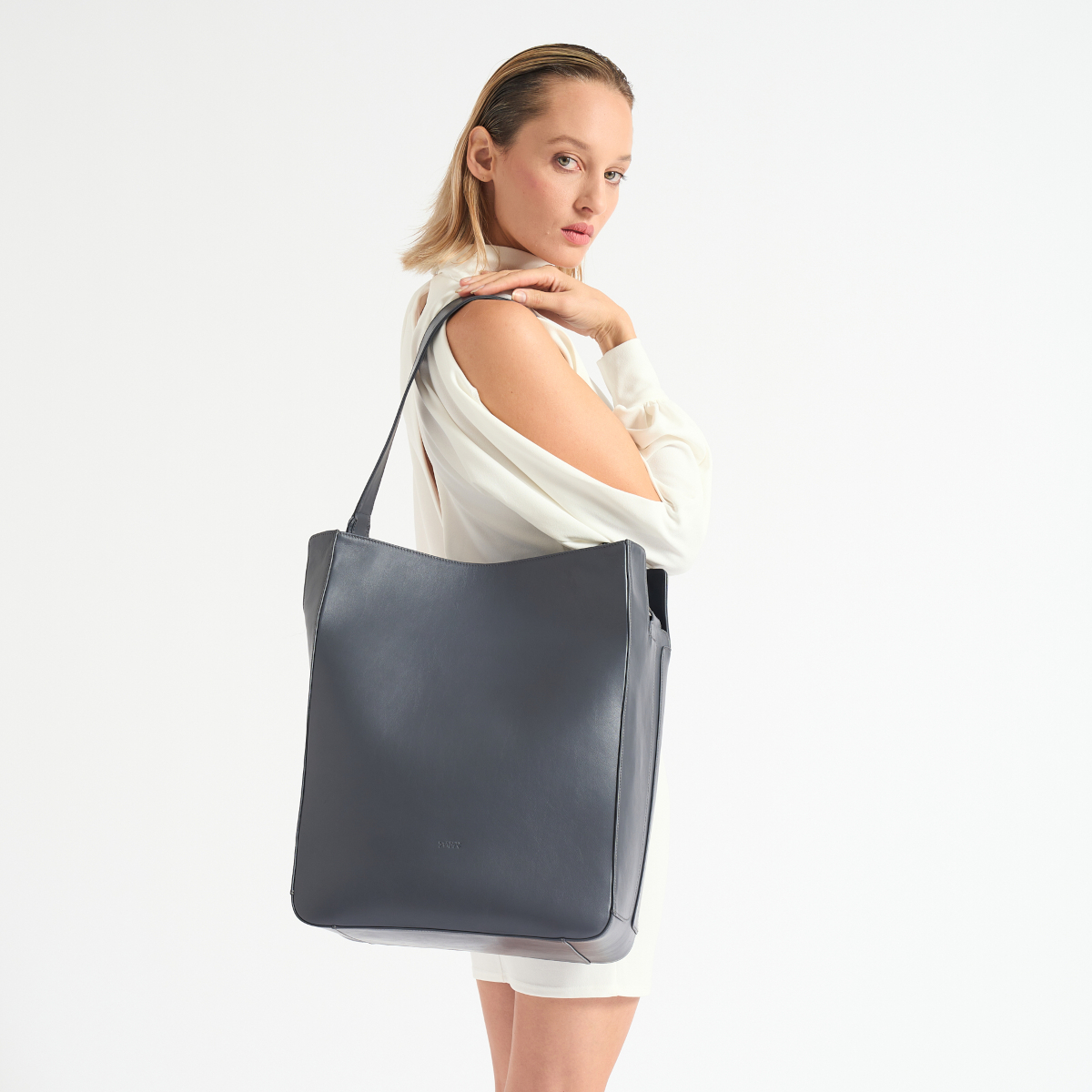 D03-leather-bag-blu_stander-indossato1