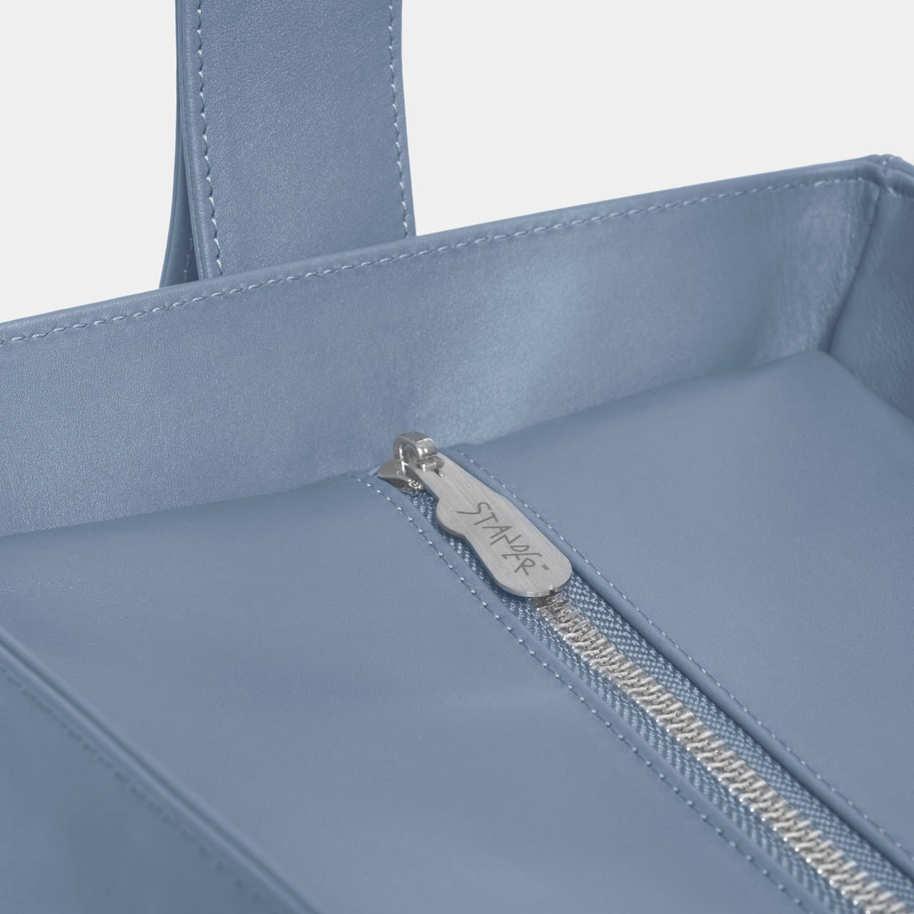 D01-leather-bag-blu_stander-indossato1