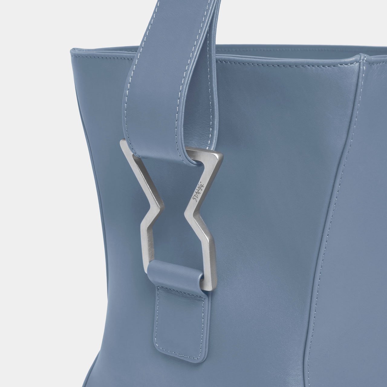 D01-leather-bag-blu_stander-indossato2