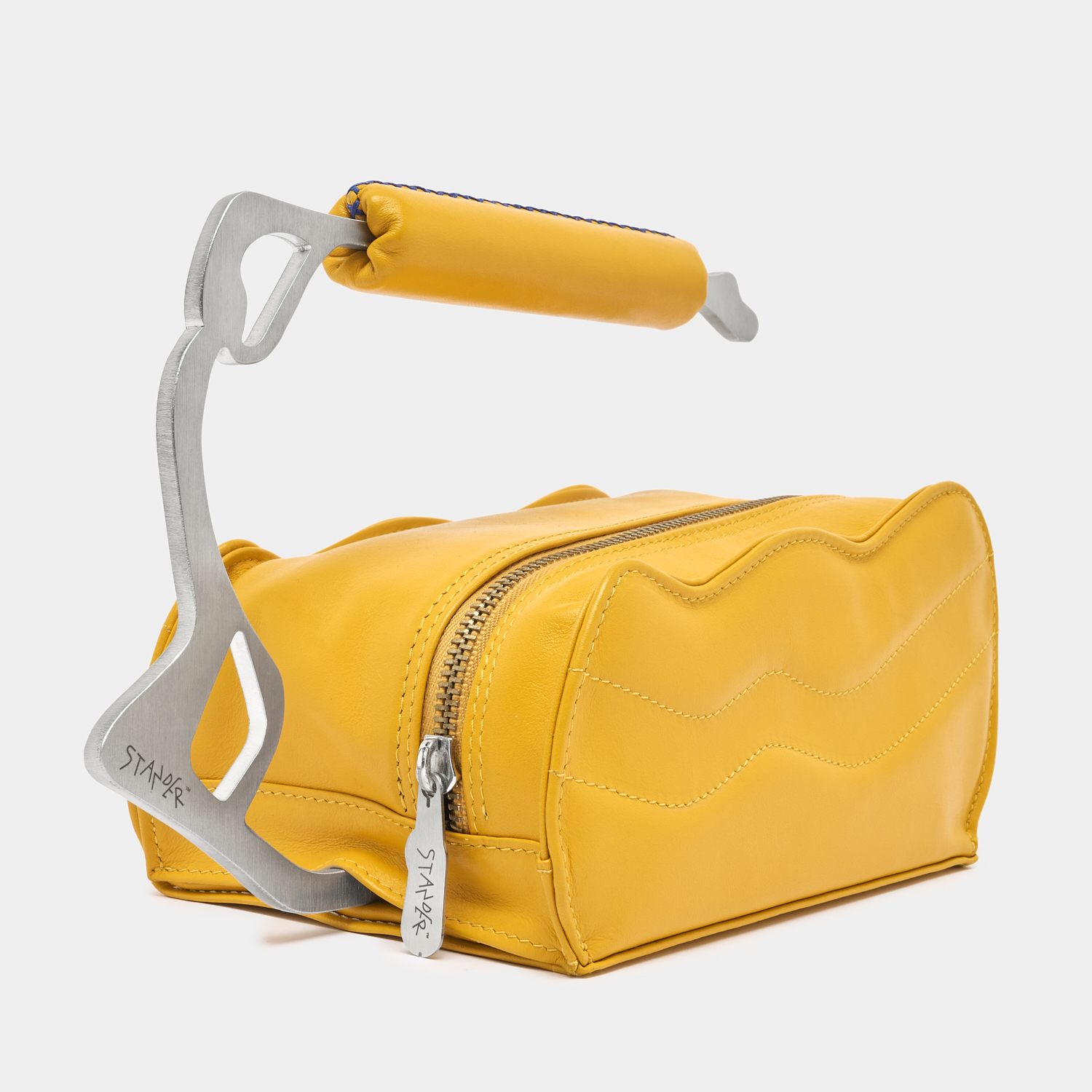 p109-leather-bag_stander-indossato1