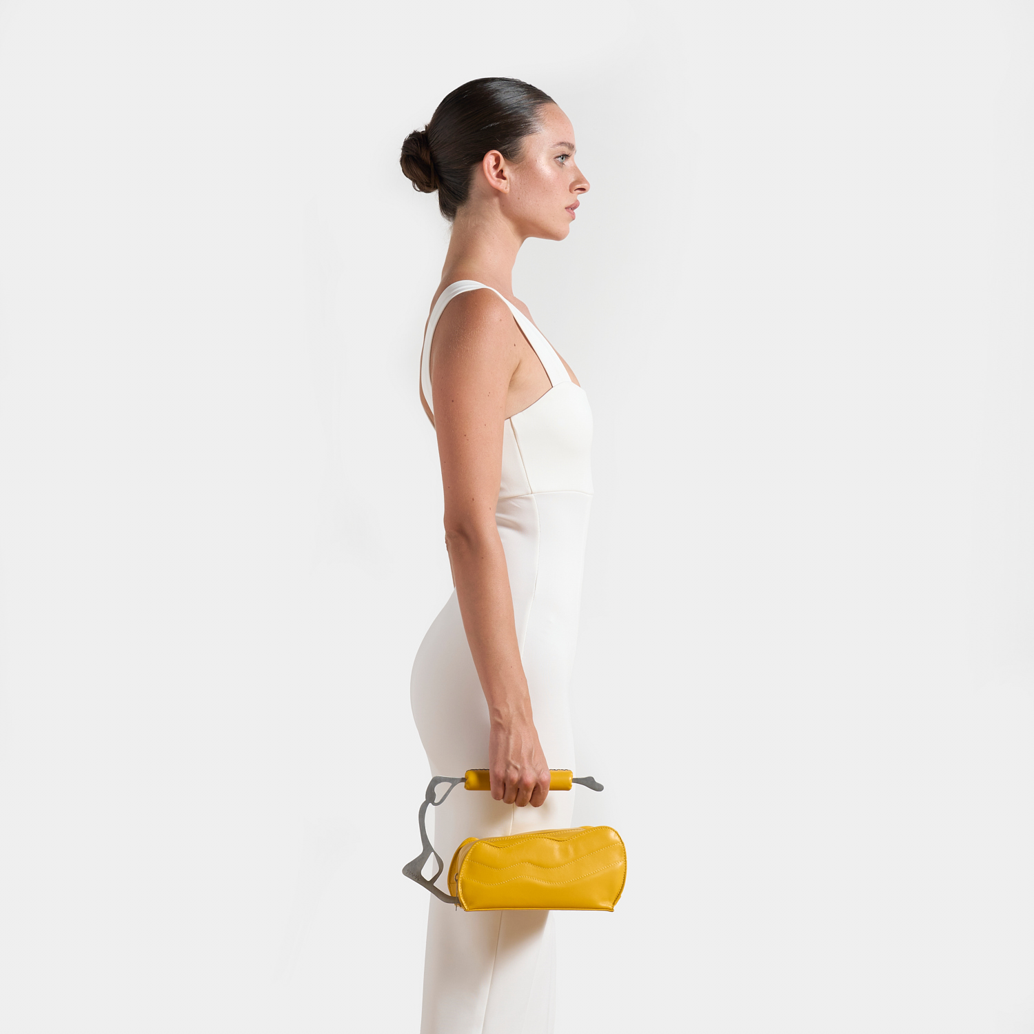 p109-leather-bag_stander-indossato2