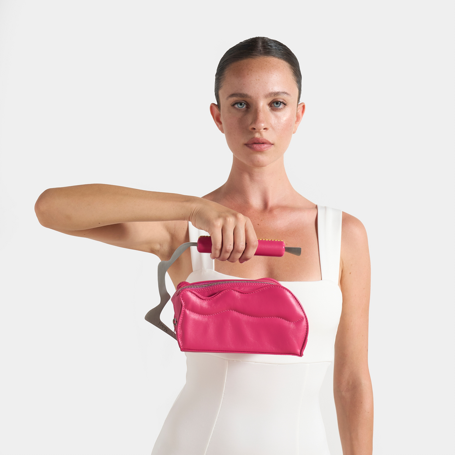p119-leather-bag_stander-indossato2