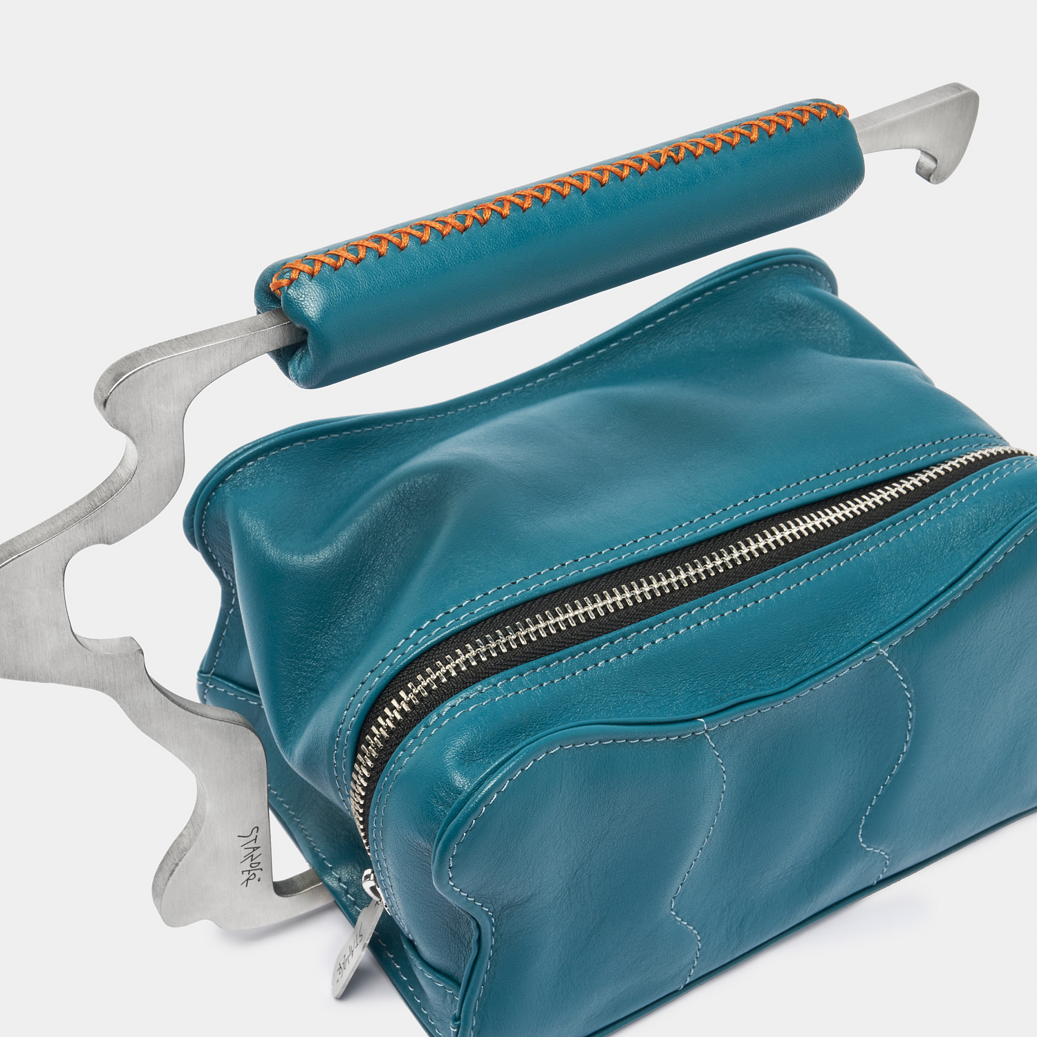 p129-leather-bag_stander-indossato1