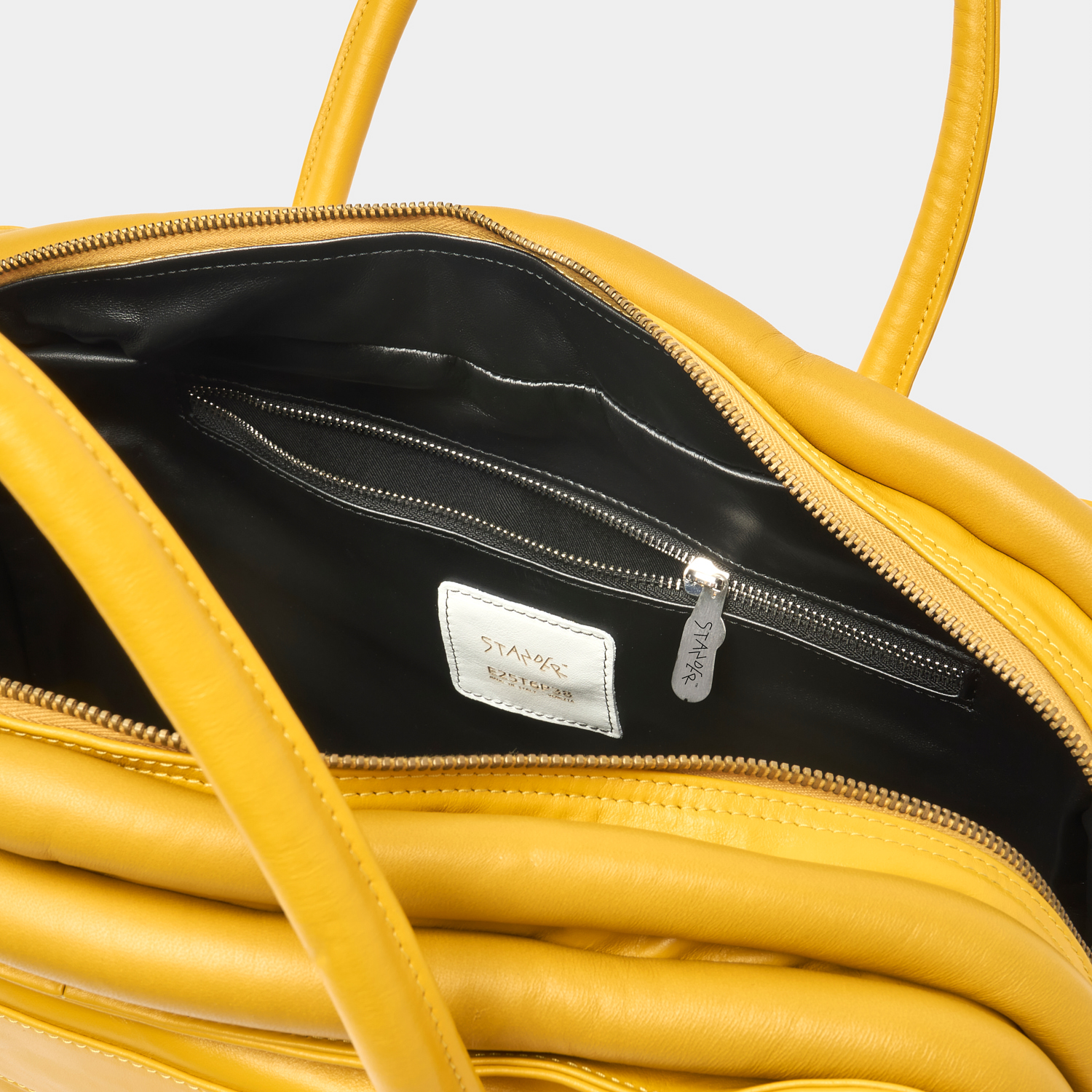 p38-leather-bag_stander-indossato2