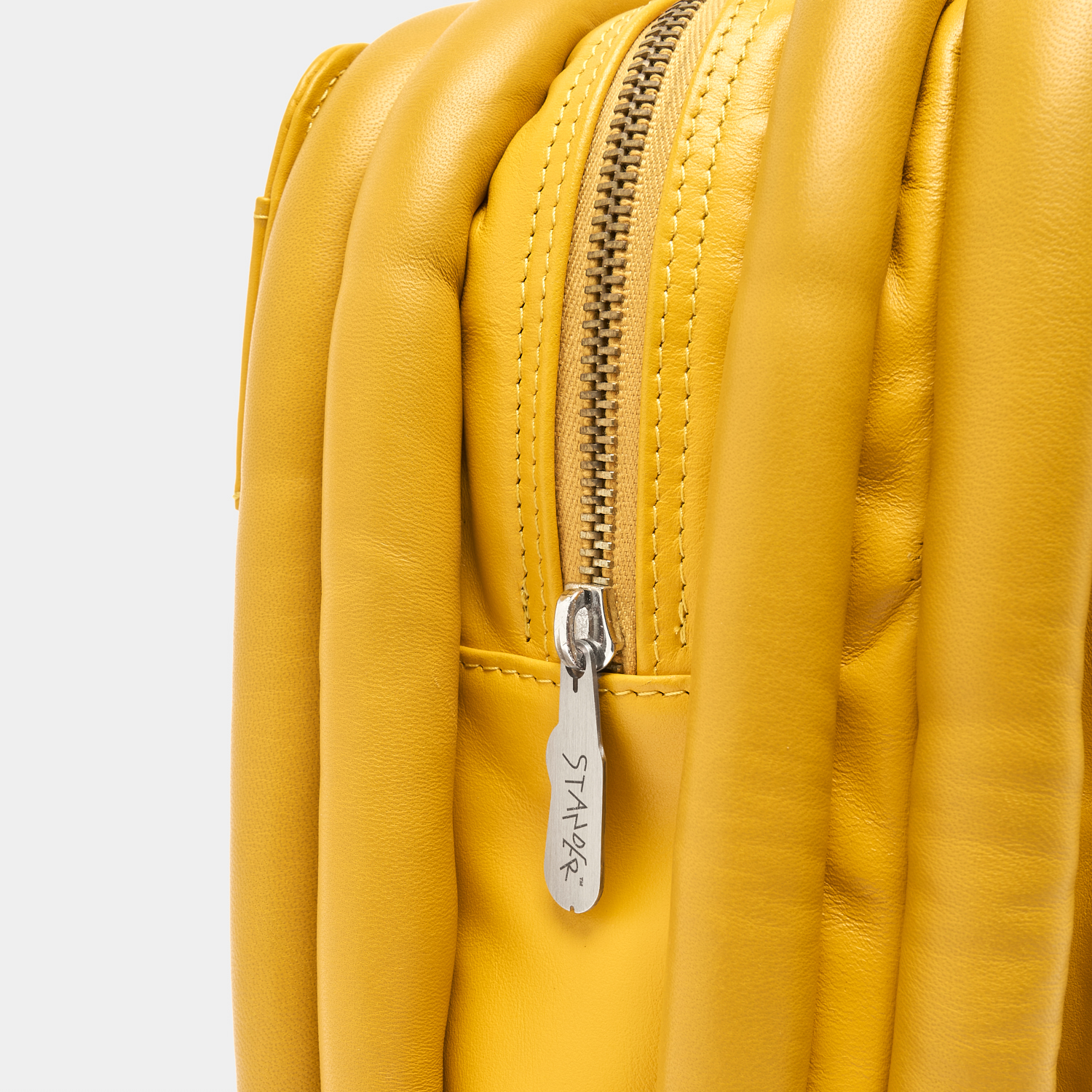p38-leather-bag_stander-indossato2