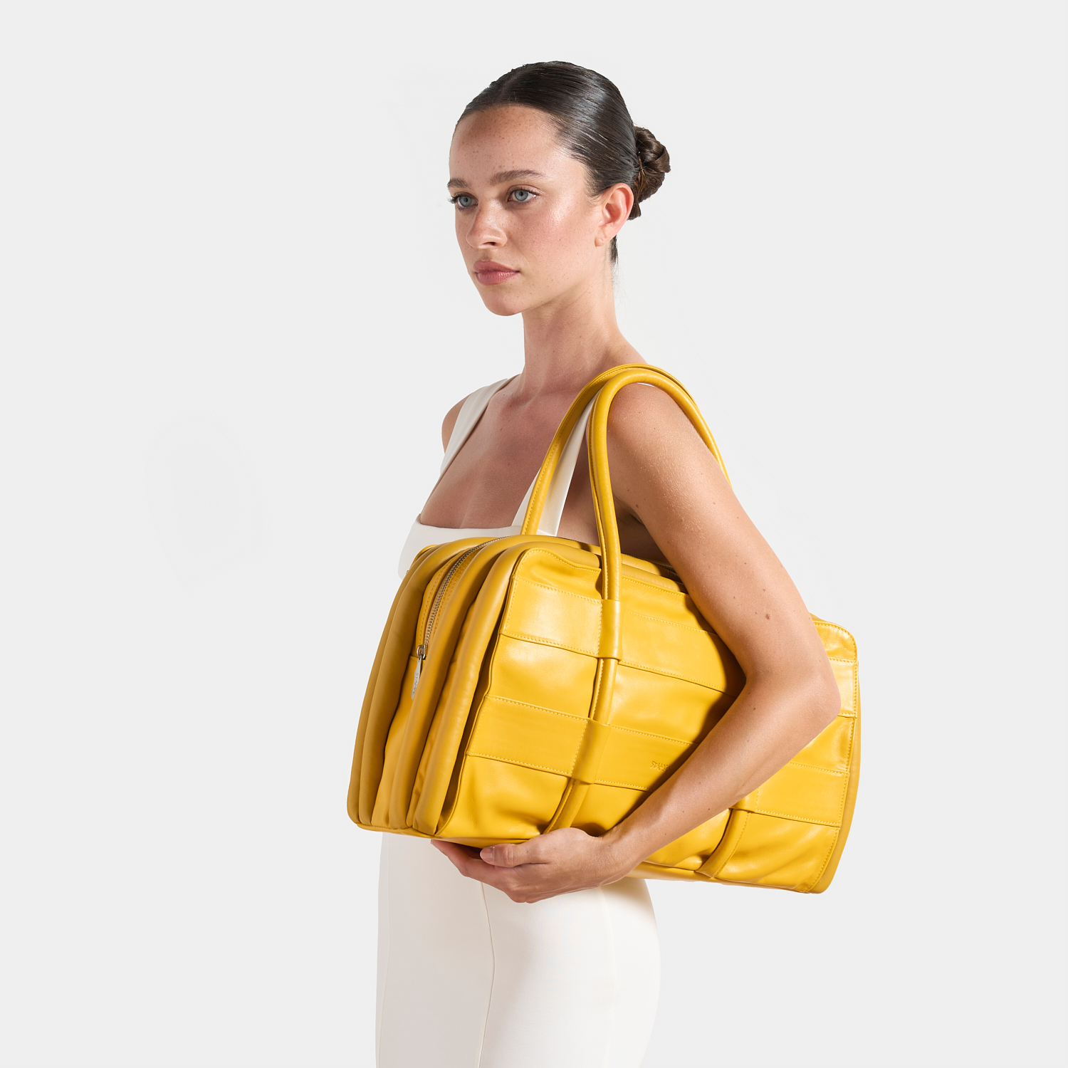 p38-leather-bag_stander-indossato2